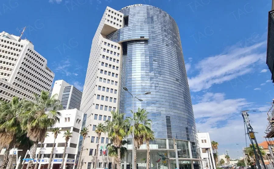 על הים