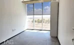 משרד בACRO BUSINESS CAMPUS עם חלון רחב, וילון גלילה ורצפת אריחים אפורים - תג נכסים