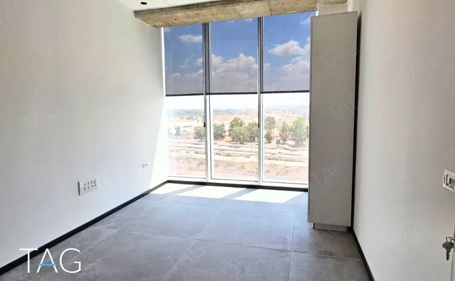 משרד בACRO BUSINESS CAMPUS עם חלון רחב, וילון גלילה ורצפת אריחים אפורים - תג נכסים