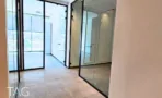 אזור משרדי בACRO BUSINESS CAMPUS עם דלתות זכוכית ותקרה אקוסטית - תג נכסים