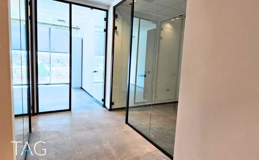 אזור משרדי בACRO BUSINESS CAMPUS עם דלתות זכוכית ותקרה אקוסטית - תג נכסים