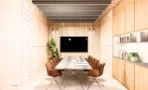 חדר ישיבות בACRO BUSINESS CAMPUS בחיפוי עץ מלא עם שולחן ארוך ומסך על הקיר - תג נכסים