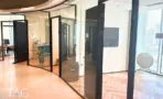 חלל משרדי פעיל בACRO BUSINESS CAMPUS עם חדרי זכוכית ופרקט אדרה - תג נכסים