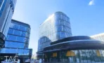 מגדלי ACRO BUSINESS CAMPUS מלמטה עם גגון מסחרי מעוגל כהה בחזית - תג נכסים