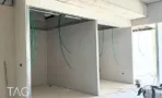 חלוקה פנימית בבנייה בACRO BUSINESS CAMPUS, קירות גבס וצנרת חשמל ירוקה - תג נכסים