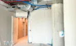 פיר שירות בקומת מעטפת בACRO BUSINESS CAMPUS עם תעלות מיזוג וצנרת גלויה - תג נכסים