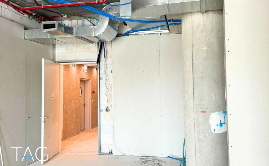 פיר שירות בקומת מעטפת בACRO BUSINESS CAMPUS עם תעלות מיזוג וצנרת גלויה - תג נכסים