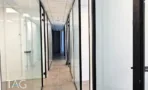 משרד להשכרה 135 מ״ר במגדל WE, מסדרון ארוך עם חדרי זכוכית משני הצדדים