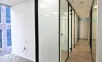 משרד להשכרה 135 מ״ר במגדל WE, חדר פינתי עם חלון ומסדרון מחיצות זכוכית