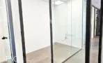משרד להשכרה 135 מ״ר במגדל WE, חדר ריק עם מחיצות זכוכית מהרצפה עד התקרה