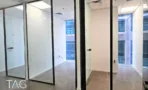 משרד להשכרה 135 מ״ר במגדל WE, חדרי זכוכית סמוכים עם חלונות מוארים