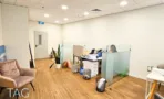חלל עבודה פתוח עם מחיצות זכוכית