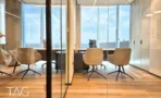 חדרי ישיבות מזוגגים בACRO BUSINESS CAMPUS עם פרקט עץ וכיסאות מרופדים - תג נכסים