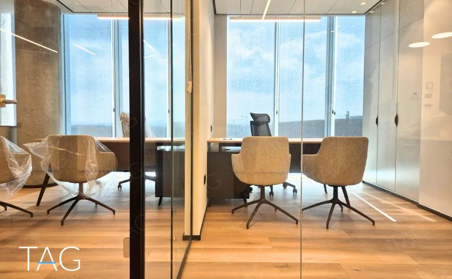 חדרי ישיבות מזוגגים בACRO BUSINESS CAMPUS עם פרקט עץ וכיסאות מרופדים - תג נכסים