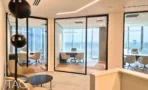 לאונג' משרדי בACRO BUSINESS CAMPUS עם כורסאות, מחיצות זכוכית וחדרי ישיבות - תג נכסים
