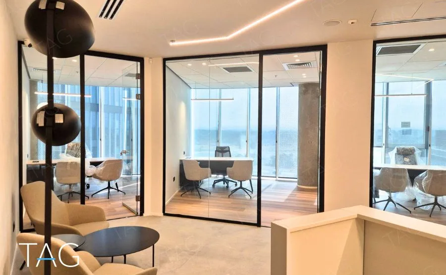 לאונג' משרדי בACRO BUSINESS CAMPUS עם כורסאות, מחיצות זכוכית וחדרי ישיבות - תג נכסים