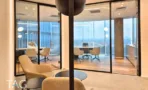 פינת המתנה בACRO BUSINESS CAMPUS עם כורסאות בגוון חול וחדרי ישיבות מזוגגים - תג נכסים