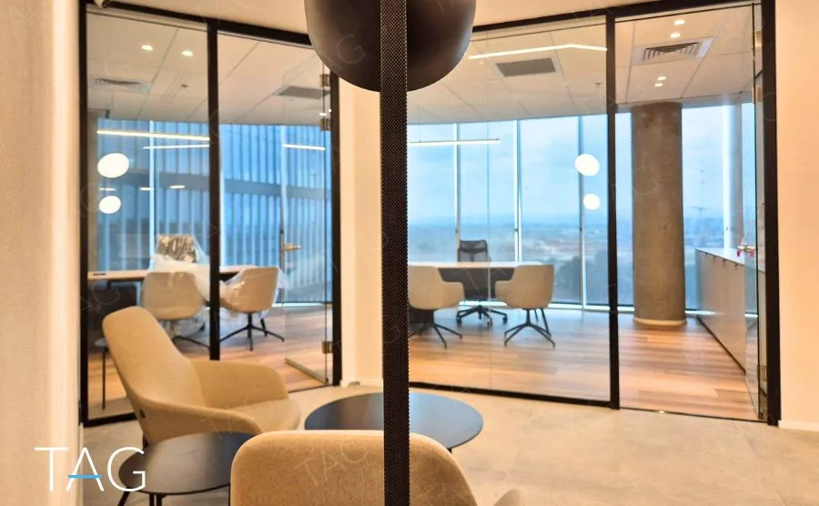 פינת המתנה בACRO BUSINESS CAMPUS עם כורסאות בגוון חול וחדרי ישיבות מזוגגים - תג נכסים