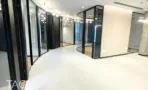 חלל פתוח בACRO BUSINESS CAMPUS עם חדרי זכוכית מעוגלים ותאורה תלויה - תג נכסים