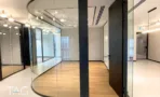 חלל משרדי בACRO BUSINESS CAMPUS עם מחיצת זכוכית מעוגלת ופרקט עץ בהיר - תג נכסים