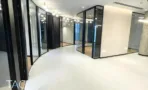 אזור עבודה בACRO BUSINESS CAMPUS עם מחיצות זכוכית שחורות ורצפת מיקרוטופינג - תג נכסים