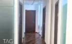 מסדרון פנימי עם רצפת פרקט כהה ודלתות עץ במשרד להשכרה 220 מ
