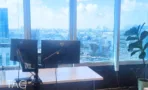 עמדת עבודה פינתית מול חלונות מרצפה לתקרה עם נוף העיר במשרד להשכרה 220 מ