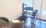 חדר עבודה עם שולחן ושתי כורסאות אפורות סביב שולחן עגול במשרד להשכרה 220 מ