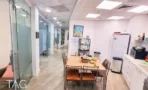 מטבחון ופינת אוכל במשרד במגדל רוטשילד 3 עם מחיצת זכוכית, מקרר ושולחן עץ