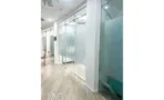 מחיצות זכוכית חלבית ודלתות הזזה לאורך מסדרון במשרד במגדל רוטשילד 3