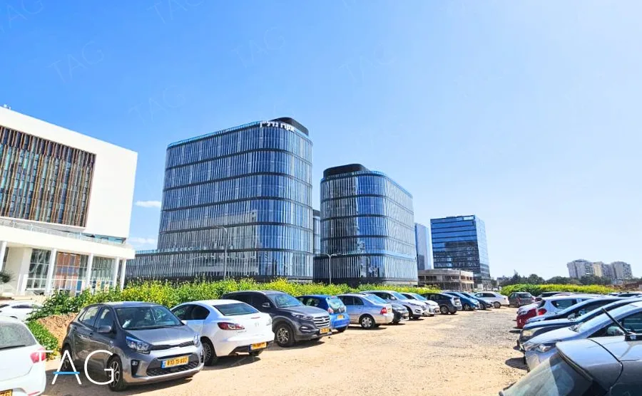 מתחם ACRO BUSINESS CAMPUS מחניון החוץ, שלושה בניינים וחניות מסודרות - תג נכסים