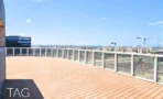 מרפסת גג בACRO BUSINESS CAMPUS עם דק עץ, מעקה זכוכית ונוף לקרית אונו - תג נכסים
