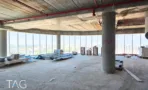 קומת מעטפת בACRO BUSINESS CAMPUS בשלב בנייה עם עמודי בטון וחלונות היקפיים - תג נכסים