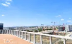 מרפסת גג בACRO BUSINESS CAMPUS עם ריצוף בהיר, מעקה זכוכית ונוף פתוח - תג נכסים