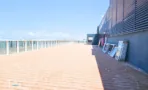 גג פתוח בACRO BUSINESS CAMPUS עם דק עץ רחב וחיפוי סנפירים בחזית - תג נכסים