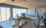 קומת מעטפת בACRO BUSINESS CAMPUS עם תקרת בטון, עמודים וחלון רצועה - תג נכסים