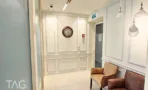 מבואת קומה בACRO BUSINESS CAMPUS בעיצוב קלאסי עם קירות פאנלים לבנים ותאורה תלויה - תג נכסים