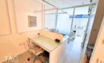 משרד בACRO BUSINESS CAMPUS עם עמדת עבודה, קירות פאנלים לבנים ומחיצת זכוכית - תג נכסים