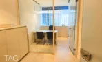 חדר עבודה בACRO BUSINESS CAMPUS עם שולחן, ארונות עץ בהיר ומחיצת זכוכית - תג נכסים