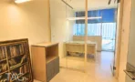 משרד בACRO BUSINESS CAMPUS עם ארונות עץ בהיר, שולחן עבודה ומחיצות זכוכית - תג נכסים