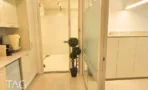 מטבחון בACRO BUSINESS CAMPUS בעיצוב בהיר עם ארונות לבנים וצמח נוי - תג נכסים