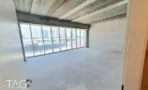 קומת מעטפת בACRO BUSINESS CAMPUS עם חלון רצועה ונוף לבנייני הסביבה - תג נכסים