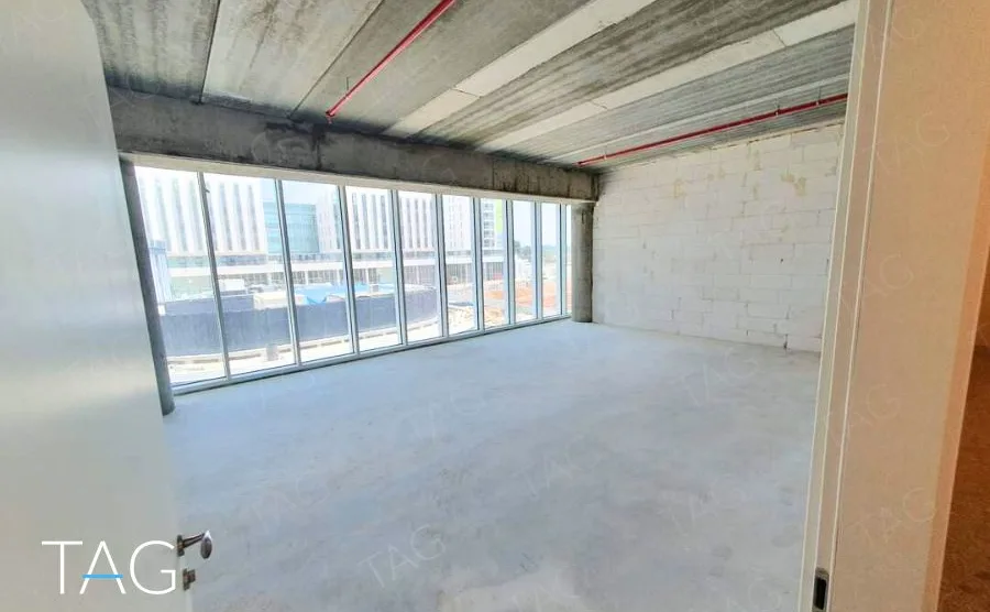 קומת מעטפת בACRO BUSINESS CAMPUS עם חלון רצועה ונוף לבנייני הסביבה - תג נכסים
