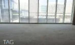 קומה במעטפת בACRO BUSINESS CAMPUS עם חלון רצועה לכל אורך הקיר ורצפת בטון - תג נכסים