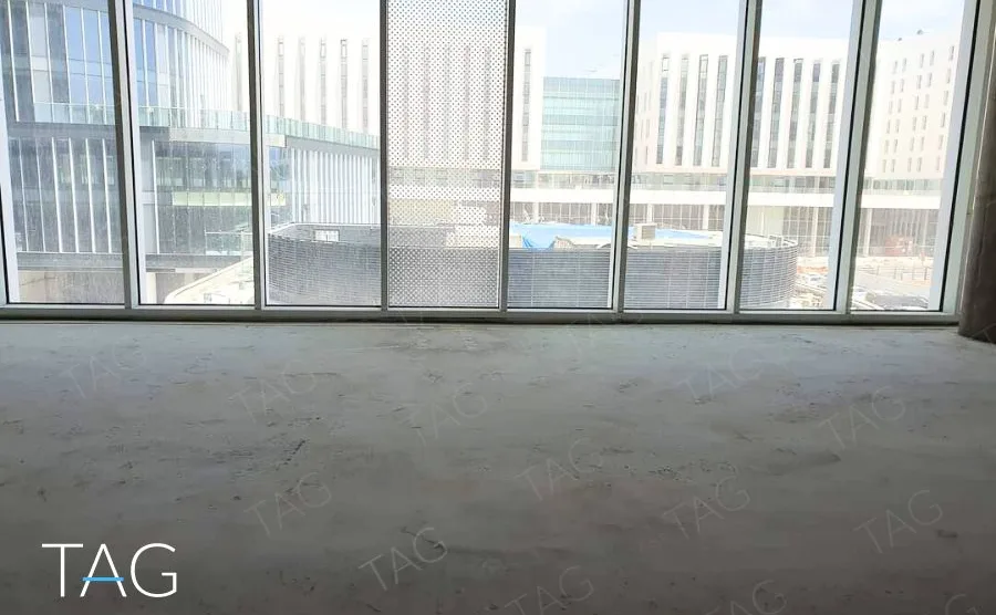 קומה במעטפת בACRO BUSINESS CAMPUS עם חלון רצועה לכל אורך הקיר ורצפת בטון - תג נכסים