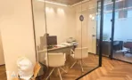 חדר עבודה מזוגג בACRO BUSINESS CAMPUS עם עמדות ופרקט אדרה - תג נכסים