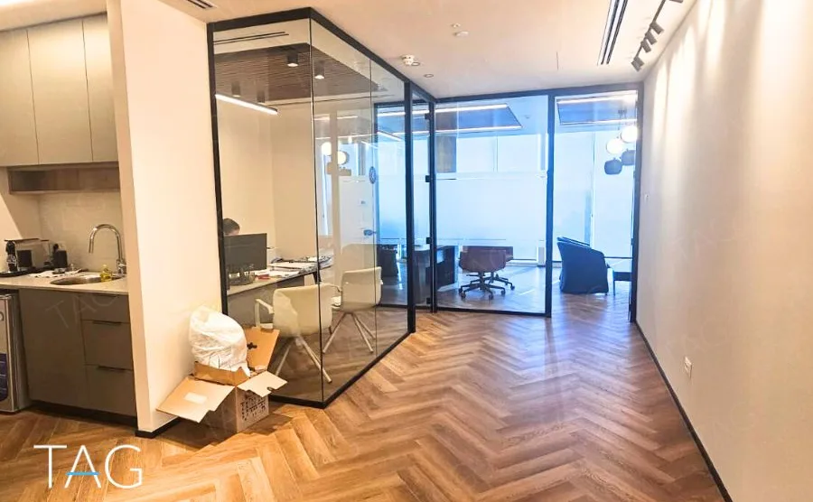 משרד בACRO BUSINESS CAMPUS עם מטבחון פינתי, חדר ישיבות מזוגג ופרקט אדרה - תג נכסים