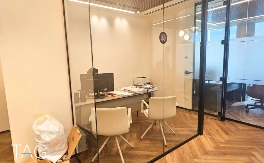 חדר עבודה מזוגג בACRO BUSINESS CAMPUS עם עמדות ופרקט אדרה - תג נכסים