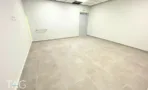 חדר משרד בACRO BUSINESS CAMPUS עם תקרה אקוסטית ורצפת אריחים אפורים - תג נכסים