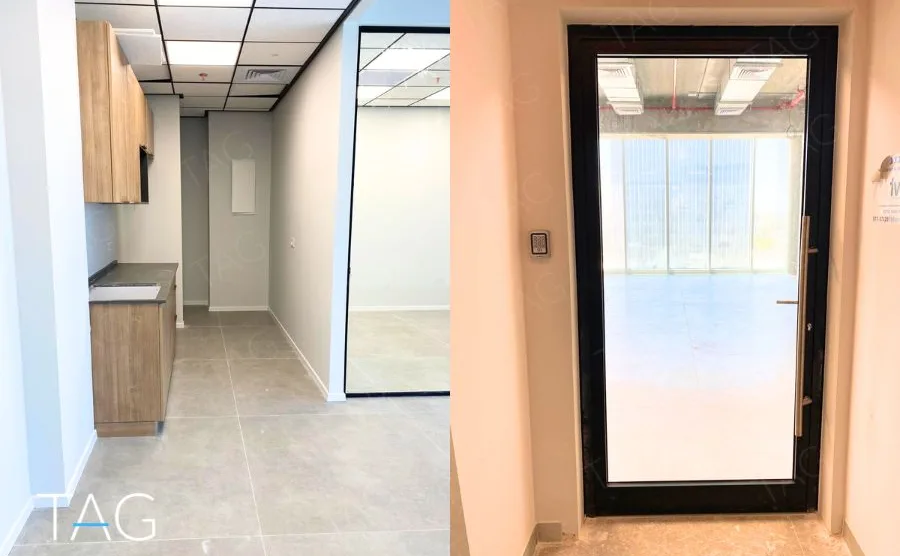 כניסה למשרד בACRO BUSINESS CAMPUS עם דלת זכוכית במסגרת שחורה ומטבחון צדדי - תג נכסים